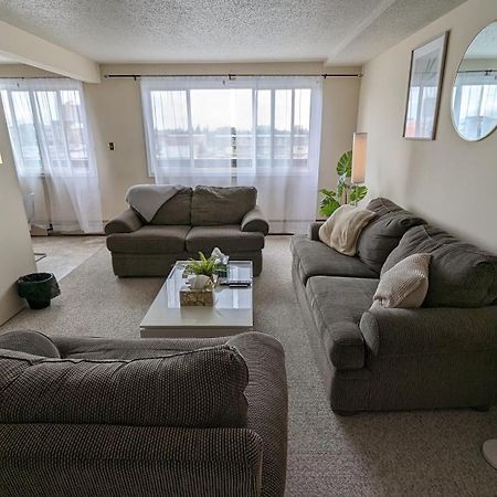 Right Next To West Edmonton Mall With Free Parking Apartment Exterior photo